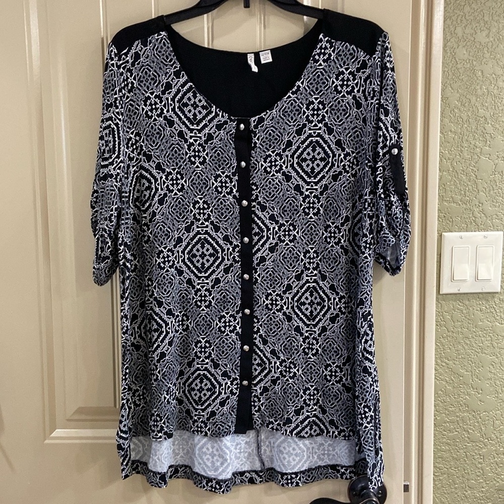 Women’s Button Down Blouse By Cato Brand.  EUC!